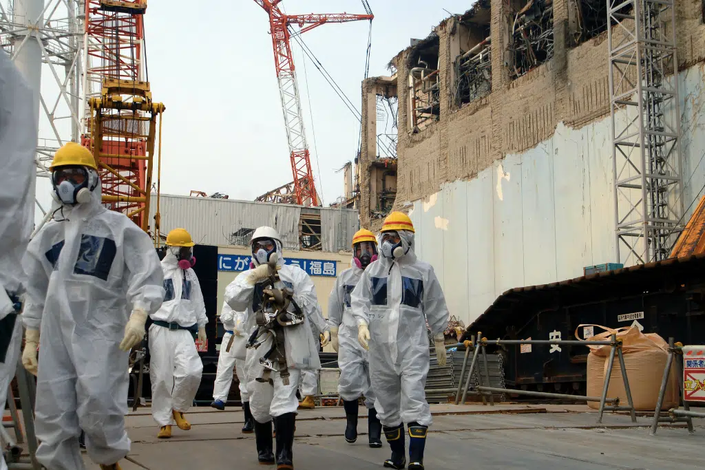 Two IAEA experts examine recovery work on top of Unit 4 of TEPCO's Fukushima Daiichi Nuclear Power Station on 17 April 2013 as part of a mission to review Japan's plans to decommission the facility.